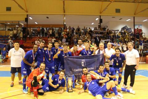El Manzanares FS posa con la copa de campeón
