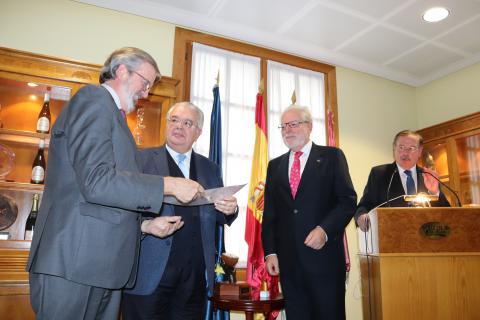 El presidente del TC entrega el cheque de Tertulia XV al representante de Manos Unidas