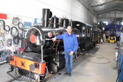 José Luis Pinilla junto a la locomotora construida en su empresa