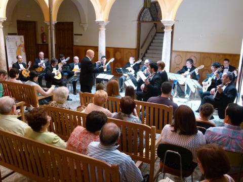Actuación de la Orquesta Sotomayor en el patio del Centro Cultural Ciega de Manzanares en 2014
