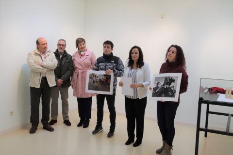 Zúñiga junto a las fotos ganadoras y miembros del jurado