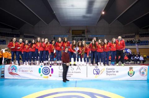Selección de Castilla-La Mancha cadete de balonmano en el podium