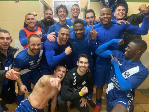 Celebración del equipo en el vestuario tras ganar en Cuenca al San José Obrero
