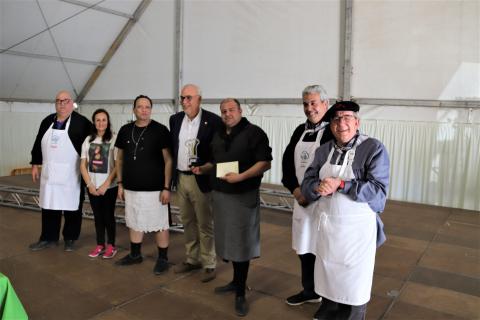 Los ganadores del potaje recibieron el premio de manos del alcalde de Manzanares