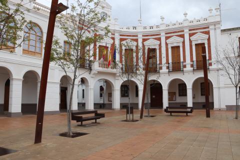 Exterior del Ayuntamiento de Manzanares este lunes 30 de marzo