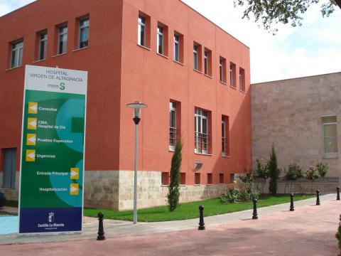Exterior del hospital de Manzanares en foto de archivo