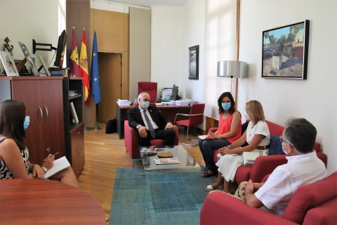 Reunión del alcalde con representantes de Cruz Roja Española