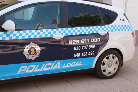 Vehículo policial con teléfonos y números de whatsapp para comunicar incidencias