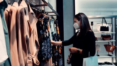 Mujer comprando en una tienda (Fotografía de Unsplash)