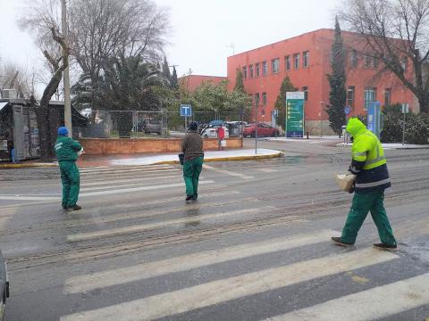 Operarios municipales esparcen sal en los accesos al hospital