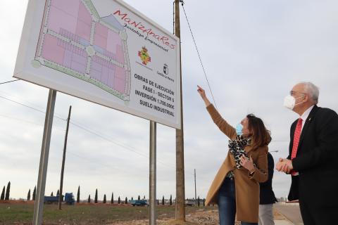 Díaz Benito explica al alcalde los detalles del plano del nuevo polígono