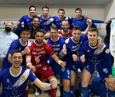 Jugadores del Manzanares FS Quesos El Hidalgo celebrando su victoria frente al Unión África Ceutí