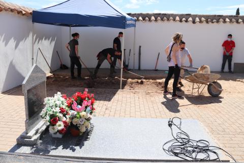 Trabajos de exhumación de una de las dos fosas comunes