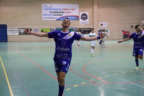 Manu Diz celebrando un gol con el Manzanares FS Quesos El Hidalgo