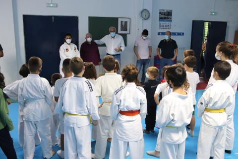 Saludo del alcalde al alumnado de la Escuela Municipal de Judo