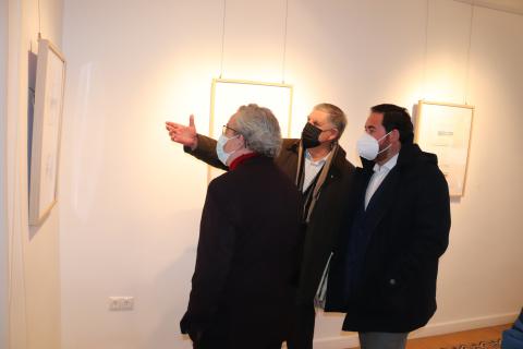 Serrano muestra su obra a Candi Sevilla y Pablo Camacho