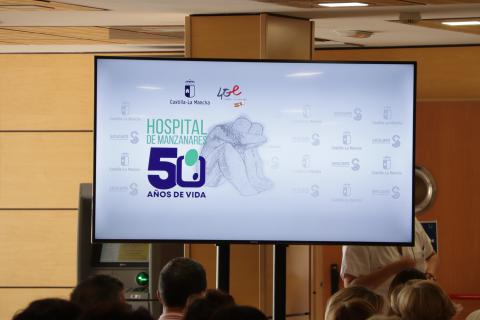 Pantalla conmemorativa en los actos de 50 aniversario del hospital