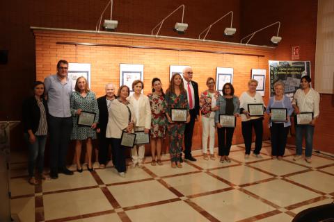 Alumnas reconocidas por sus más de 20 años en la UP junto a las autoridades