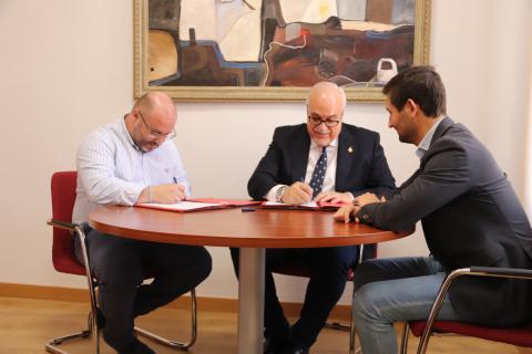 Firma del convenio con el presidente del Manzanares FS