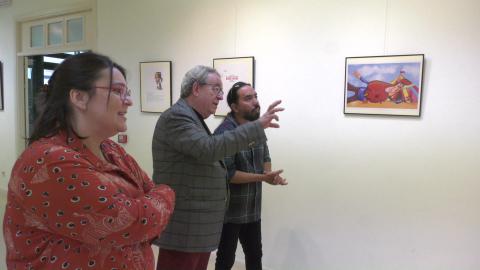Leticia Moya, coordinadora de la biblioteca, Candi Sevilla, concejal de Cultura, y Fabián Sotolongo, artista