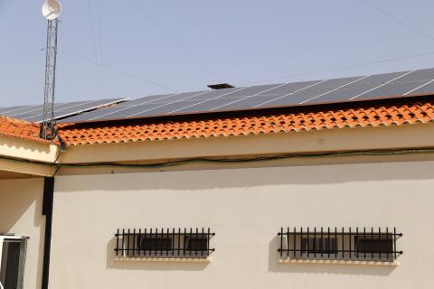 Envolventes y placas solares instalados en el centro ocupacional