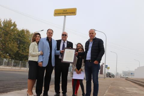 El alcalde entrega a la familia un cuadro con el acuerdo plenario que da nombre a esta calle
