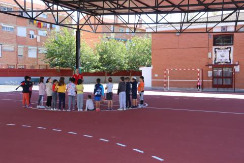 Alumnado de La Candelaria en clase de Educación Física en la nueva pista cubierta