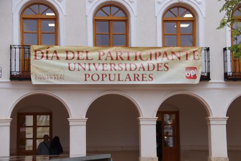 Pancarta que anuncia el encuentro en la plaza de la Constitución