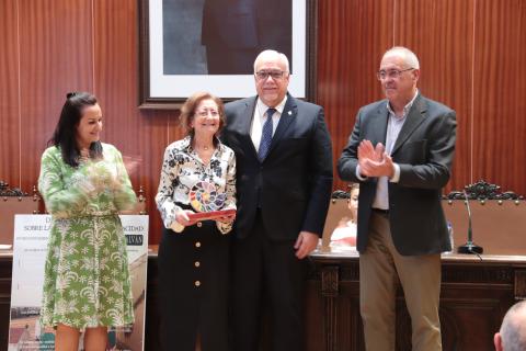 Manoli Carrión recibe el premio de manos del alcalde