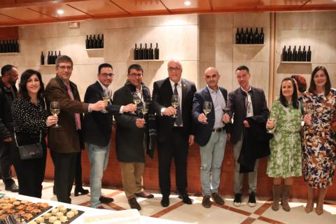 Brindis con los vinos de Manzanares tras la inauguración de las jornadas