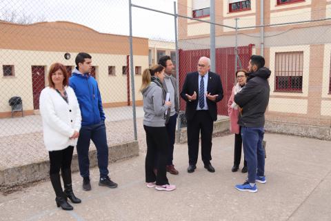 Julián Nieva e Isabel Quintanilla visita las pista polideportiva del instituto junto a profesorado y al director del centro