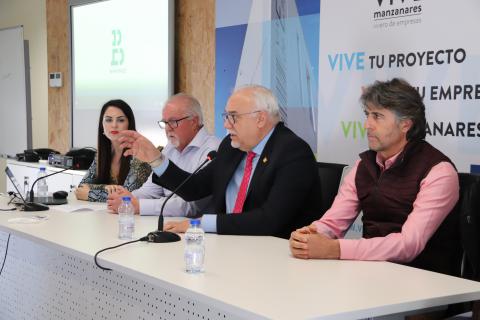 Intervención de Julián Nieva junto a representantes de Barahona Obras y Servicios