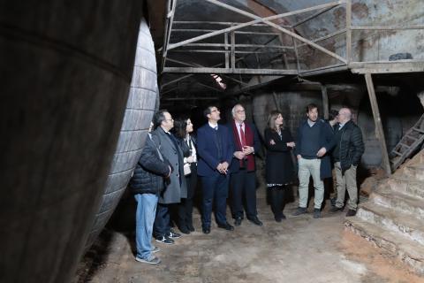 Julián Nieva y José Manuel Caballero visitan el futuro espacio que Manzanares dedicará al vino