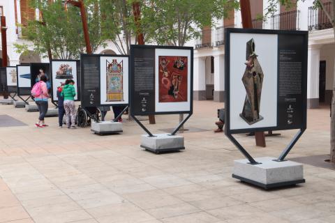 Paneles con la exposición Museorum en la plaza