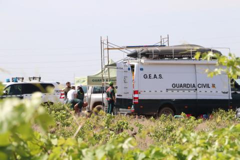 Distintos servicios de la Guardia Civil trabajan en la recuperación de posibles restos humanos en este punto