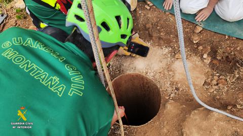 Agentes especializados trabajando en el interior del sondeo donde se han encontrado restos óseos