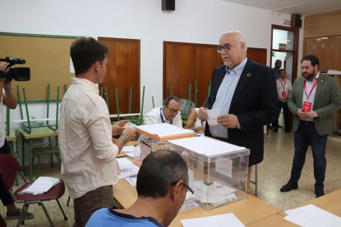 Julián Nieva votando el 23J de 2023