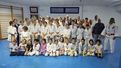 Foto conjunta de autoridades con alumnado y profesorado del Club de Judo