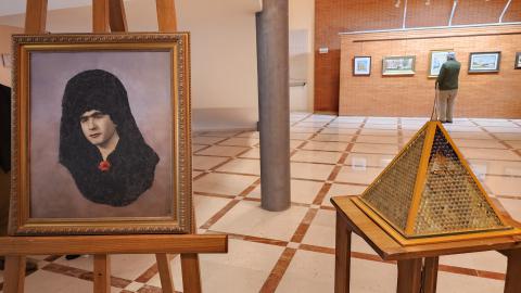 Automontaje titulado La Manola de Manuel Fernández junto a una de sus esculturas