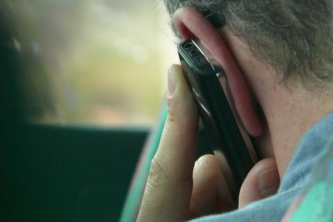 Hablando por el móvil (Fotografía: Pixabay)