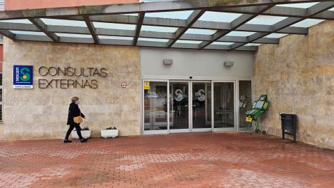 Entrada de consultas externas del hospital de Manzanares este 10 de enero de 2024