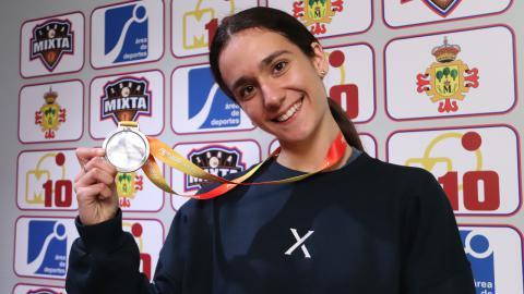 Aitana Parra con su medalla de plata