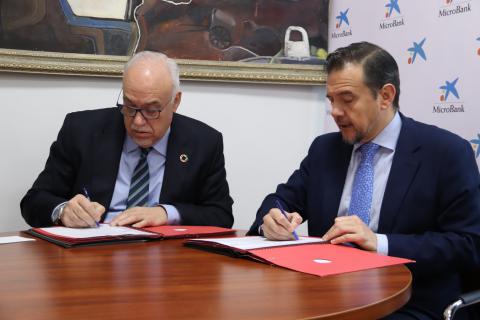 Firma del convenio de colaboración entre el Ayuntamiento de Manzanares y MicroBank