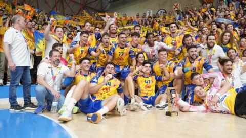 Javi Márquez celebra el ascenso con el Tubos Aranda Villa de Aranda (Fotografía: BM Villa de Aranda)