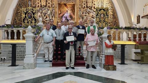 Cofrades homenajeados por su fidelidad con la hermandad