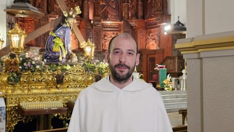 Fray Francisco Alises ante la imagen de Jesús del Perdón en la iglesia de la Asunción