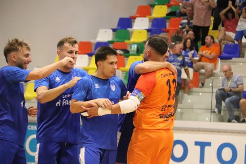 Pedro Herreros recibe la felicitación de sus compañeros tras marcar su cuarto gol