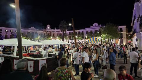 Tabernas y barbacoas instaladas en la plaza en 2023