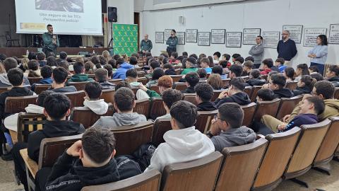 Alumnado de cuarto de ESO del IES Sotomayor durante la ciberliga de la Guardia Civil