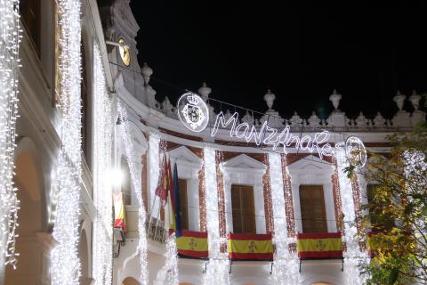 Fachada del Ayuntamiento de Manzanares con iluminación navideña